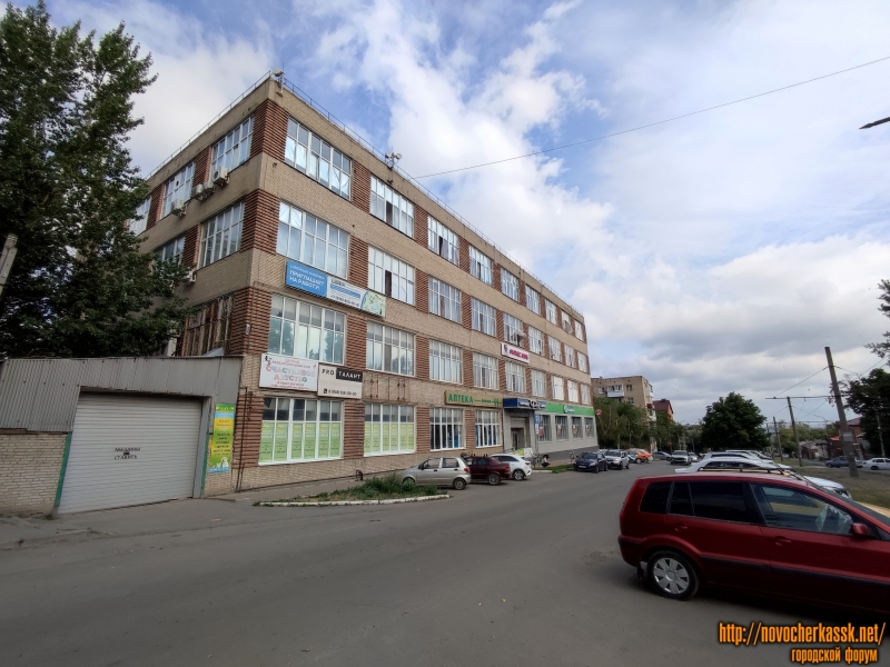 Новочеркасск: Улица Крылова, 7. Торговый центр «Фея», ранее швейная фабрика «Фея» (подробнее - https://novocherkassk.net/press/vedomosti/2002/11/26028-70-let-dlya-fei-ne-vozrast/)