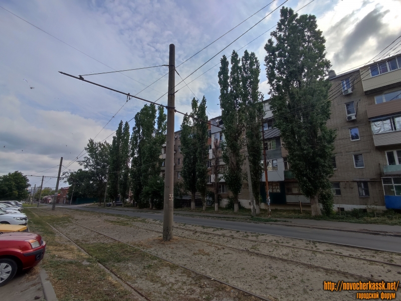 Новочеркасск: Вид по улице Крылова  на север. Справа - улица Крылова, 2А