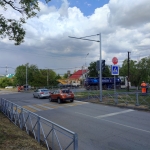 Обустройство пешеходных переходов с установкой светофора на пересечении улиц Буденновской и Ленгника. Вид с улицы Ленгника