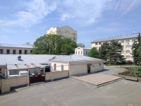 На территории ЮРГПУ (НПИ). Вид на здание столовой с бассейна. Справа - Лабораторный корпус (ЛК)