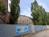 Общежитие на пр. Баклановский, 78. Видно, что к зданию достроены 2 крыла слева и справа