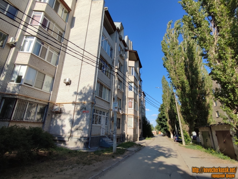 Новочеркасск: Вдоль дома с адресом ул. Крылова, 8Б