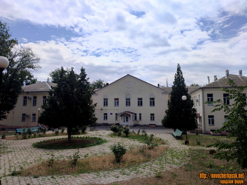 Новочеркасск: Роддом на улице Первомайской. Вид с улицы Юннатов