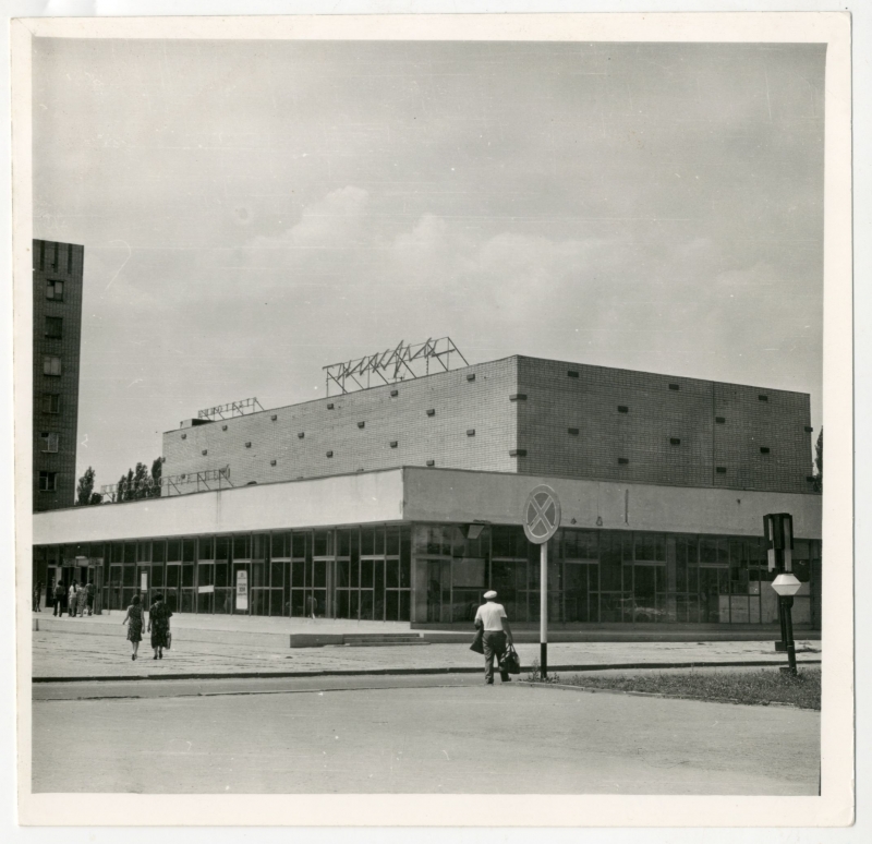 Новочеркасск: Кинотеатр «Искра», микрорайон Черёмушки (позже переименован в «Космос»)