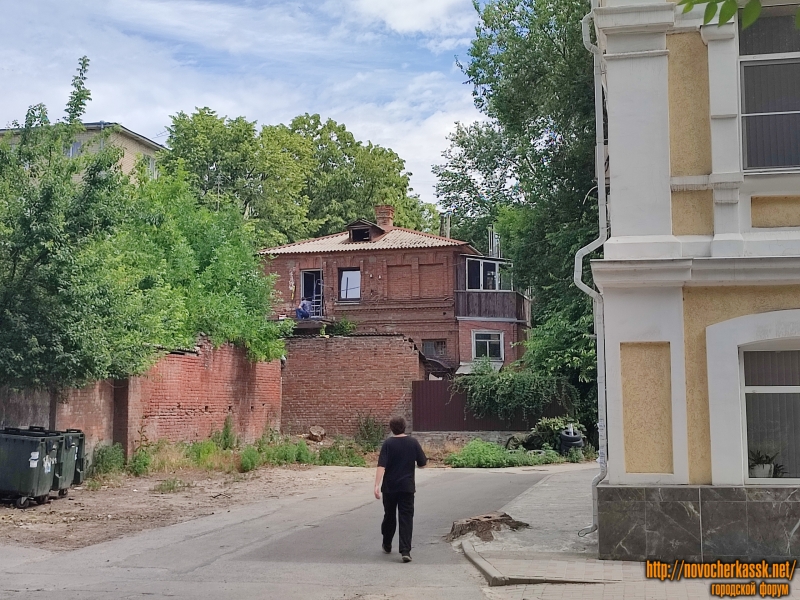 Новочеркасск: Переулок Кривопустенко, 21 (дом во дворе). Вид с улицы Пушкинской, проезд к дому по ул. Пушкинской, 92А