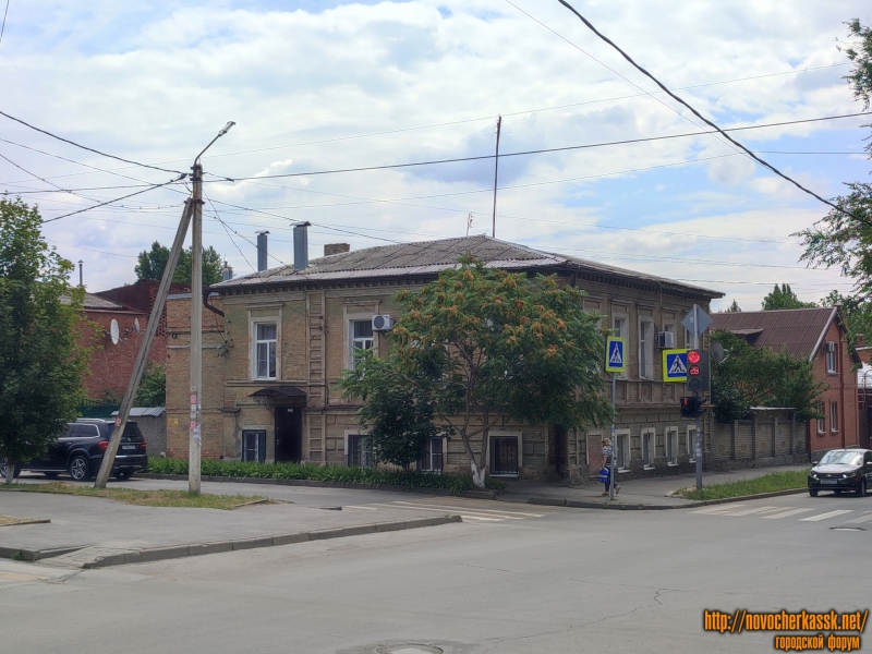 Новочеркасск: Дом на углу улицы Пушкинской, 82 и улицы Просвещения, 125
