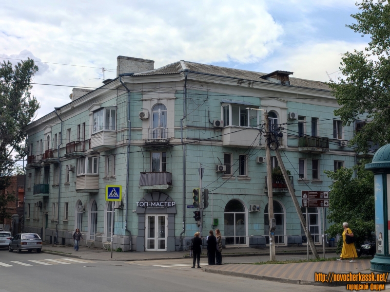 Новочеркасск: Дом на углу улицы Пушкинской, 109 и улицы Просвещения, 127