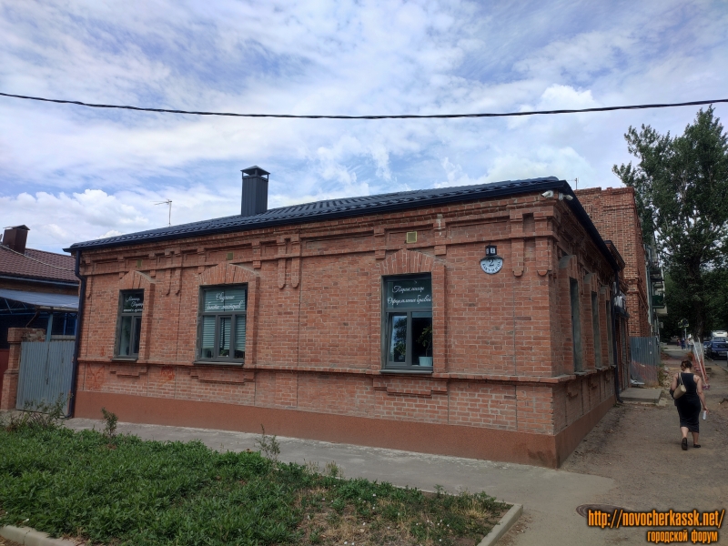 Новочеркасск: Улица Пушкинская, 102 / улица Бакунина, 2