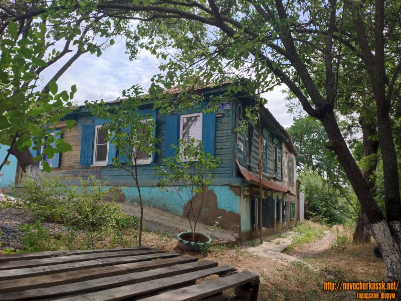 Новочеркасск: Улица Бакунина, 25 / улица Орджоникидзе, 98