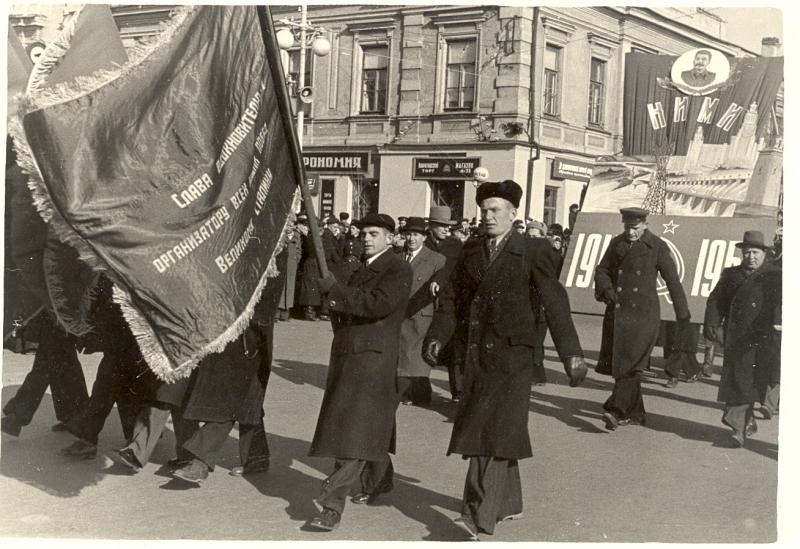 Новочеркасск: Шествие по проспекту Подтелкова 7 ноября 1953 года (Демонстрация к 36-й годовщине Великой Октябрьской Социалистической революции)