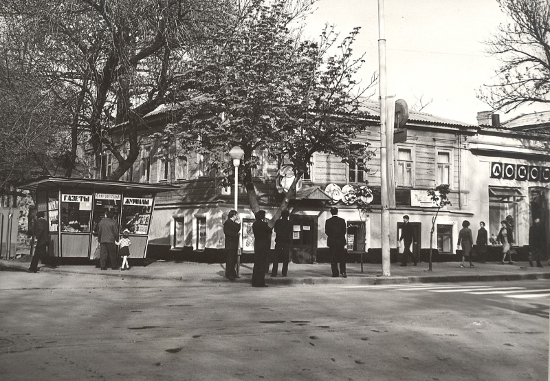 Новочеркасск: Пересечение улицы Ленина (позже Московской) и Свердлова (позже Горбатой, ул. им. Генерала Лебедя). 1982 год