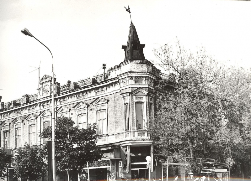 Новочеркасск: Дом на углу Ленина и Красноармейской. 1982 год