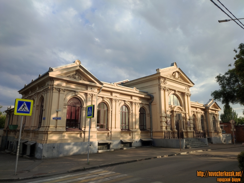 Новочеркасск: Здание первой городской Думы Новочеркасска. Сейчас одно из зданий ЮГРПУ (НПИ). На углу ул. Просвещения и ул. Орджоникидзе