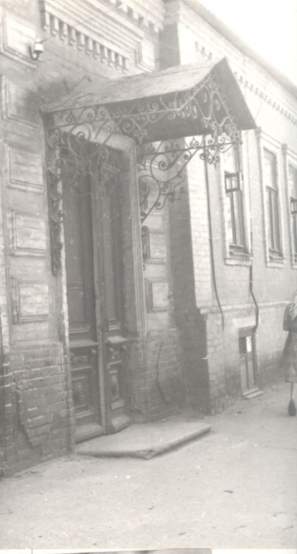 Новочеркасск: Кованный козырек над входом в дом по улю Жданова, 63 (сейчас - Комитетская)