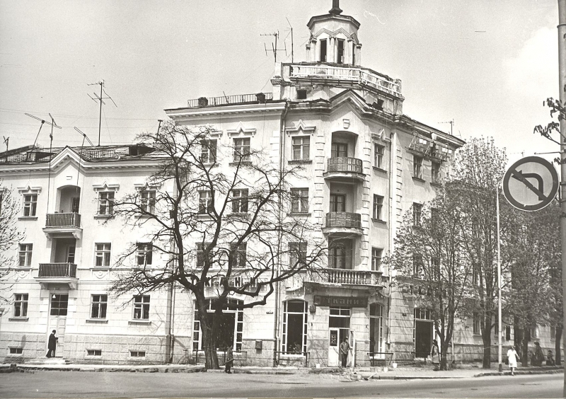 Новочеркасск: Дом со шпилем на углу улицы Московской и переулка Кривопустенко