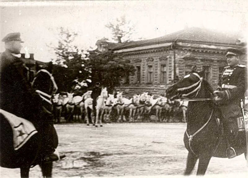 Новочеркасск: Парад частей 12-й гвардейской казачьей каваллерийской дивизии 5 ДККК на пл. Ермака