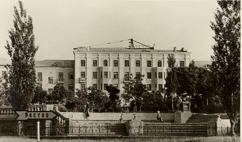 Новочеркасск: Вид на площадь Революции со стороны ступеней со спуска Герцена