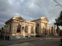 Здание первой городской Думы Новочеркасска. Сейчас одно из зданий ЮГРПУ (НПИ). На углу ул. Просвещения и ул. Орджоникидзе