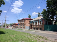 Вид на север по улице Крылова. Дома 12, 16, 18 и далее