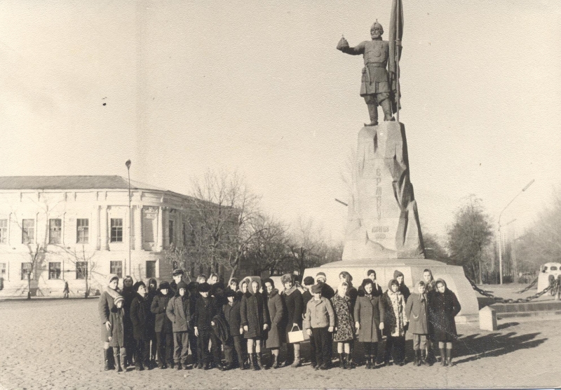 Новочеркасск: Ученики 7 класса возле памятника Ермаку. 1973 год