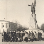 Ученики 7 класса возле памятника Ермаку. 1973 год