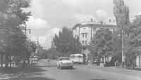 Улица Ленина (сейчас - улица Московская) в районе пересечения с Просвещения. 1968 год
