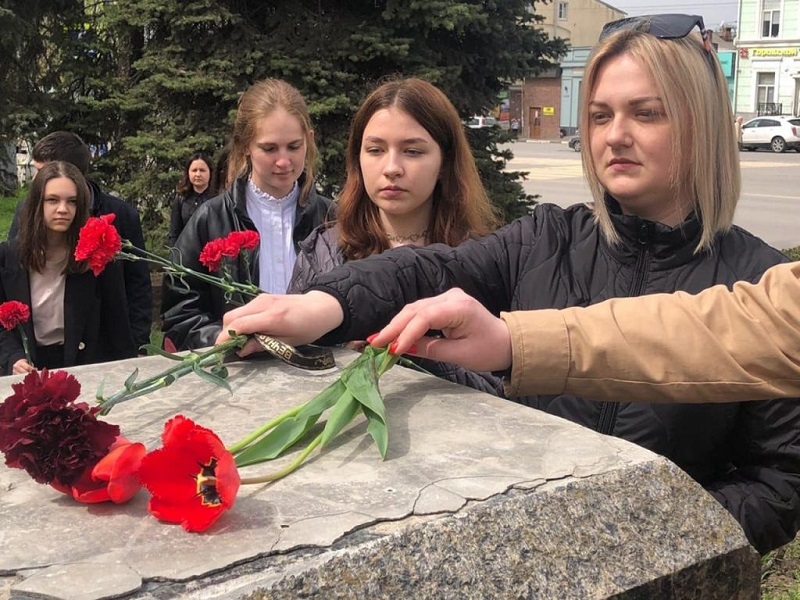 19 апреля день геноцида советского. Возложение цветов к памятнику. Цветы на памятник. День памяти жертв нацизма.