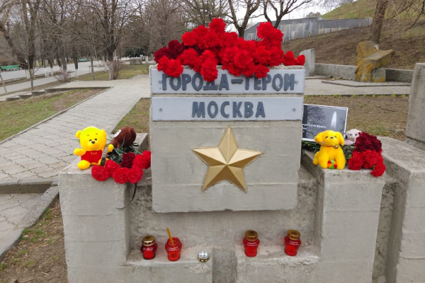В Александровском саду жители устроили стихийный мемориал в память о жертвах теракта