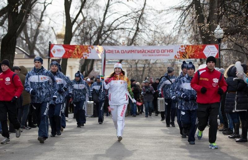 Управление спорта ростов. Олимпийский огонь в Новочеркасске фото. Олимпийский огонь в Новочеркасске фото выступление на арке.
