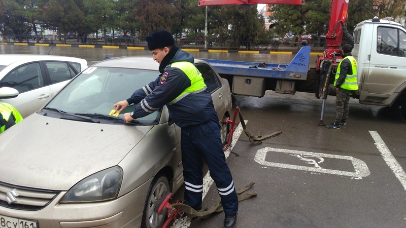 Табличка для инвалидов. Штраф за парковку на месте для инвалидов. Знаки разрешающие парковку инвалидам. Размеры таблички парковка для инвалидов. Парковка для инвалидов штраф.
