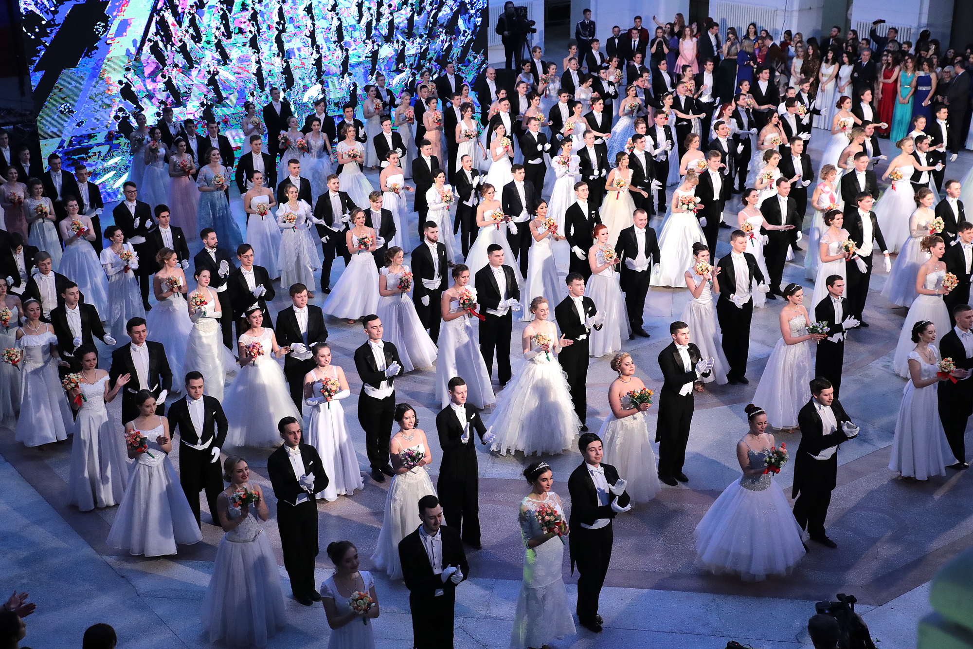 Там будет бал. Губернаторский студенческий бал Новочеркасск. Губернаторский бал Оскар. Свадьба на 800 человек. Белое длинное платье на Губернаторский бал.